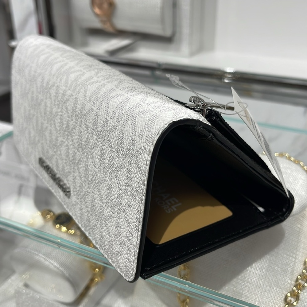 Michael Kors Jet Set Large Logo Trifold Wallet
Optic White Multi 
NWT - Picture 13 of 16